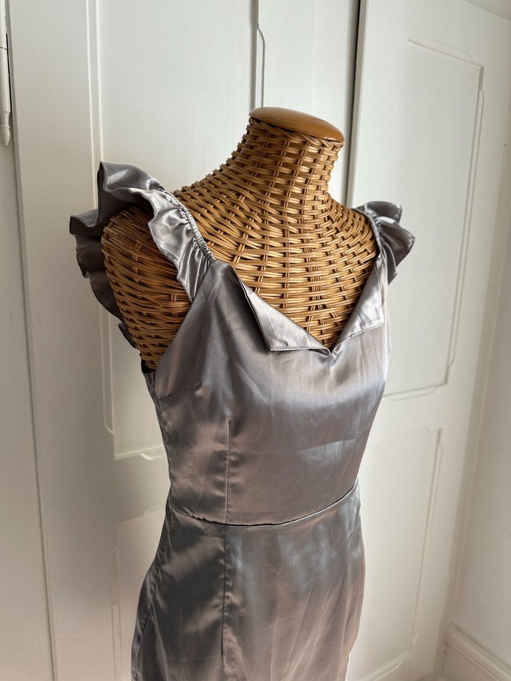 Robes: Satin Kleid silbern S – D'occasion à Zürich par Diazaio 1
