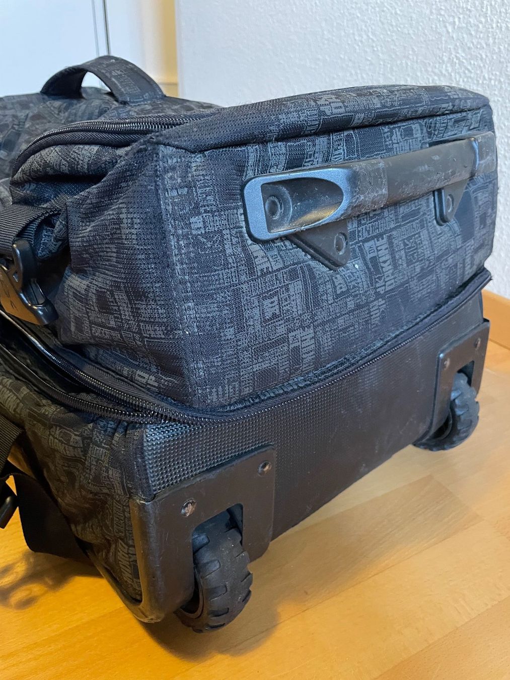 Dakine Reisekoffer: Dakine - Rollkoffer – Gebraucht aus Bern von josuone 2