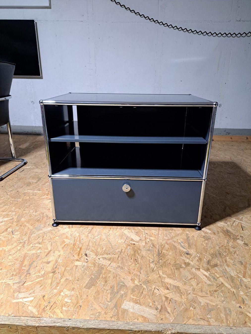 USM Mobili TV: USM TV Regal Anthrazitgrau (Preis VB) – Usato da Zürich venduto da LUXUS2020
