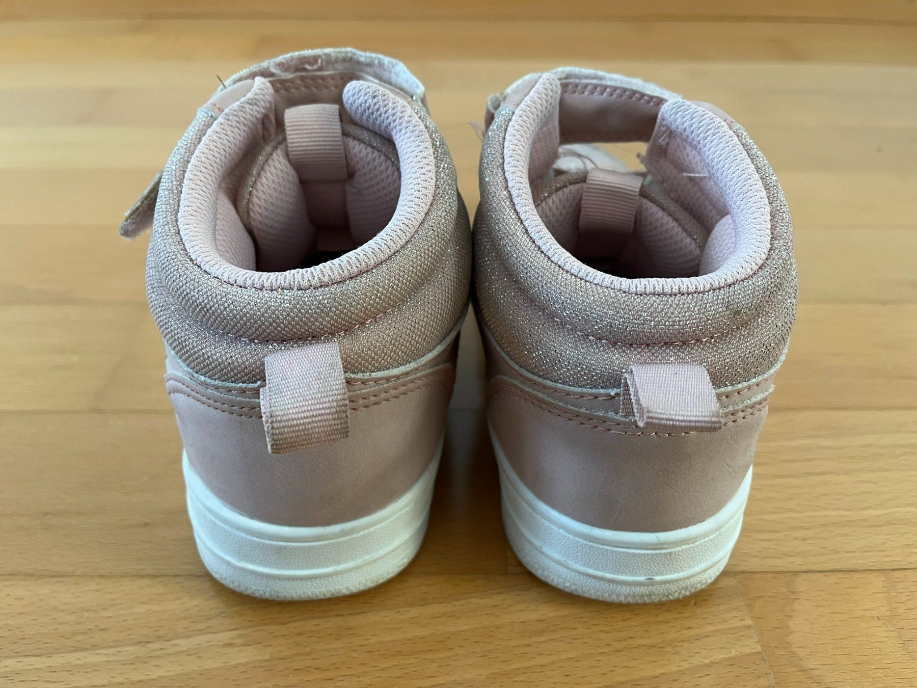 Schuhe für Mädchen: Mädchen Sneaker mit Blinkfunktion, Gr. 35 – Gebraucht aus Muttenz von Juvenile33 5