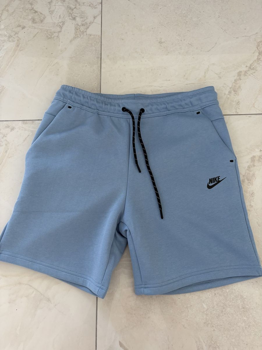 Nike Pantaloni: Nike Tech Fleece Shorts - Gebraucht – Usato da Bronschhofen venduto da elvis75.