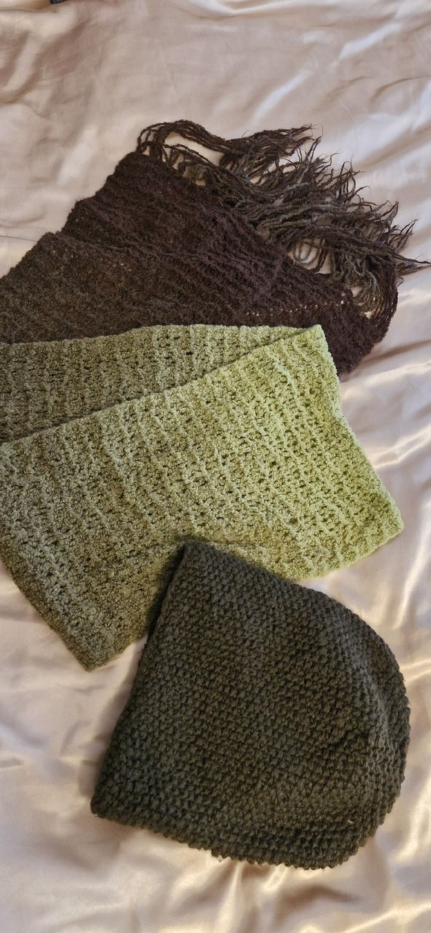 Copricapi, berretti & cappellini: Green scarf and wool hat – Usato da Bonstetten venduto da Denitza87 2