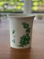 Vase mit Blumenmotiv und Schmetterling, handdekoriert