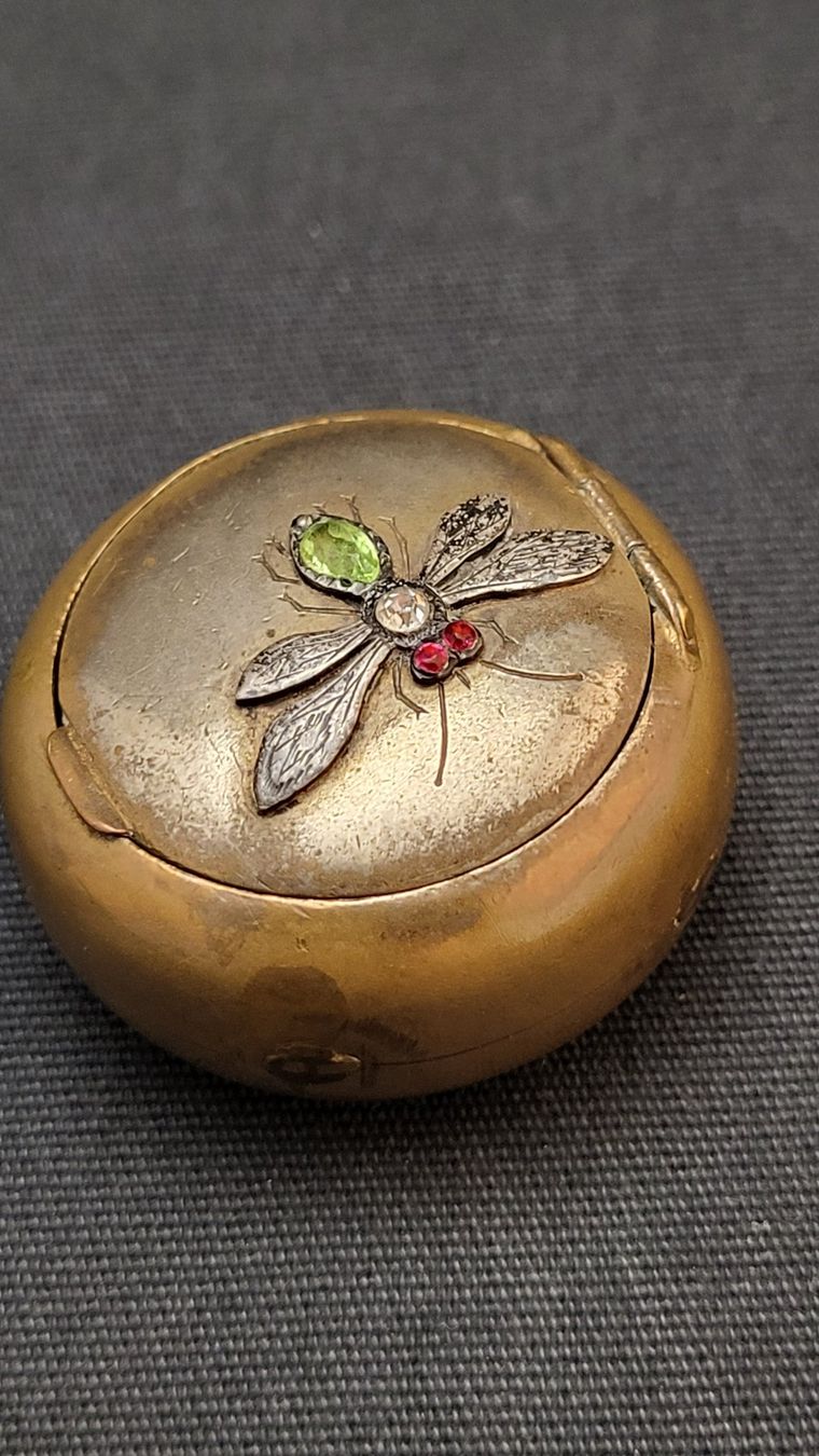 Figuren: Antikes Dösli mit Insekt – Gebraucht aus Basel von spinne02 3
