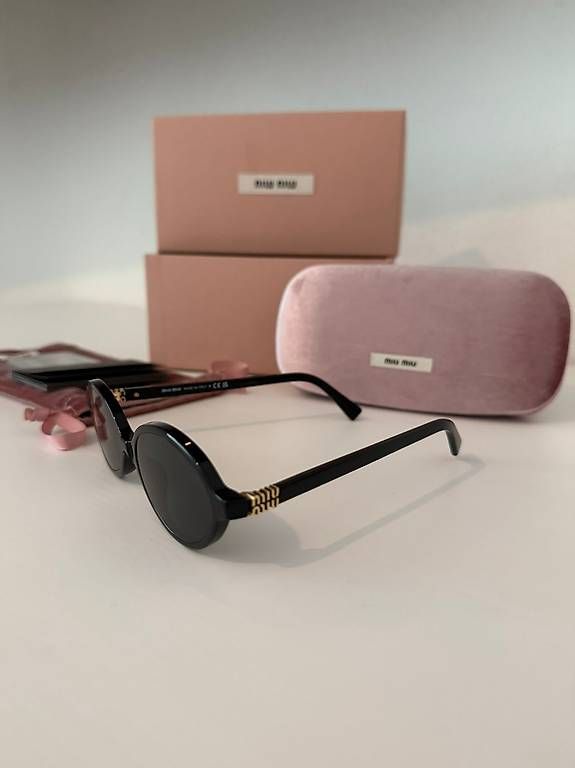 Miu Miu Occhiali & Lenti: Miu Miu Sunglasses - schwarz, oval – Nuovo (secondo la descrizione) da Uerikon venduto da Hariken 1
