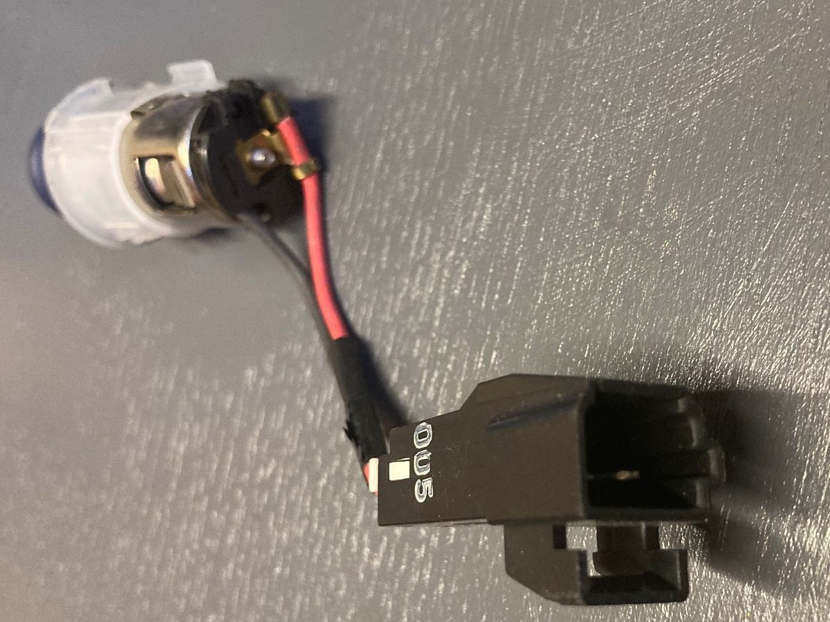 Smart Tutti pezzi di ricambio auto: Zigarettenanzünder Smart 450 blau – Usato da Camorino venduto da Vasal 1