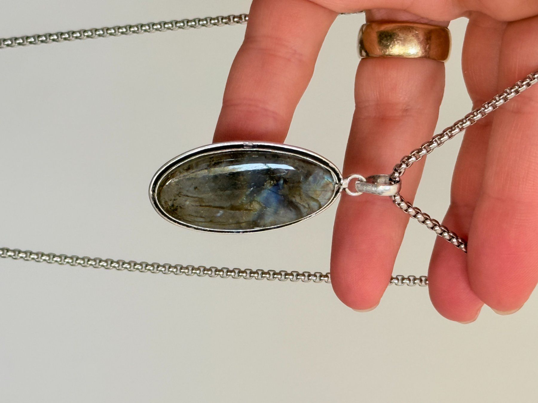 Catenine: Collier pendentif labradorite ovale – Nuovo e nell'imballaggio originale da Genève venduto da AGBERG 8