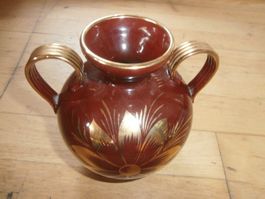 Henkel-Vase Bordeauxtot, Goldrand/Henkel Flora Muster
