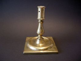 KLEINER BRONZE/MESSING KERZENSTOCK. SPANIEN, ENDE 17. JAHRH.