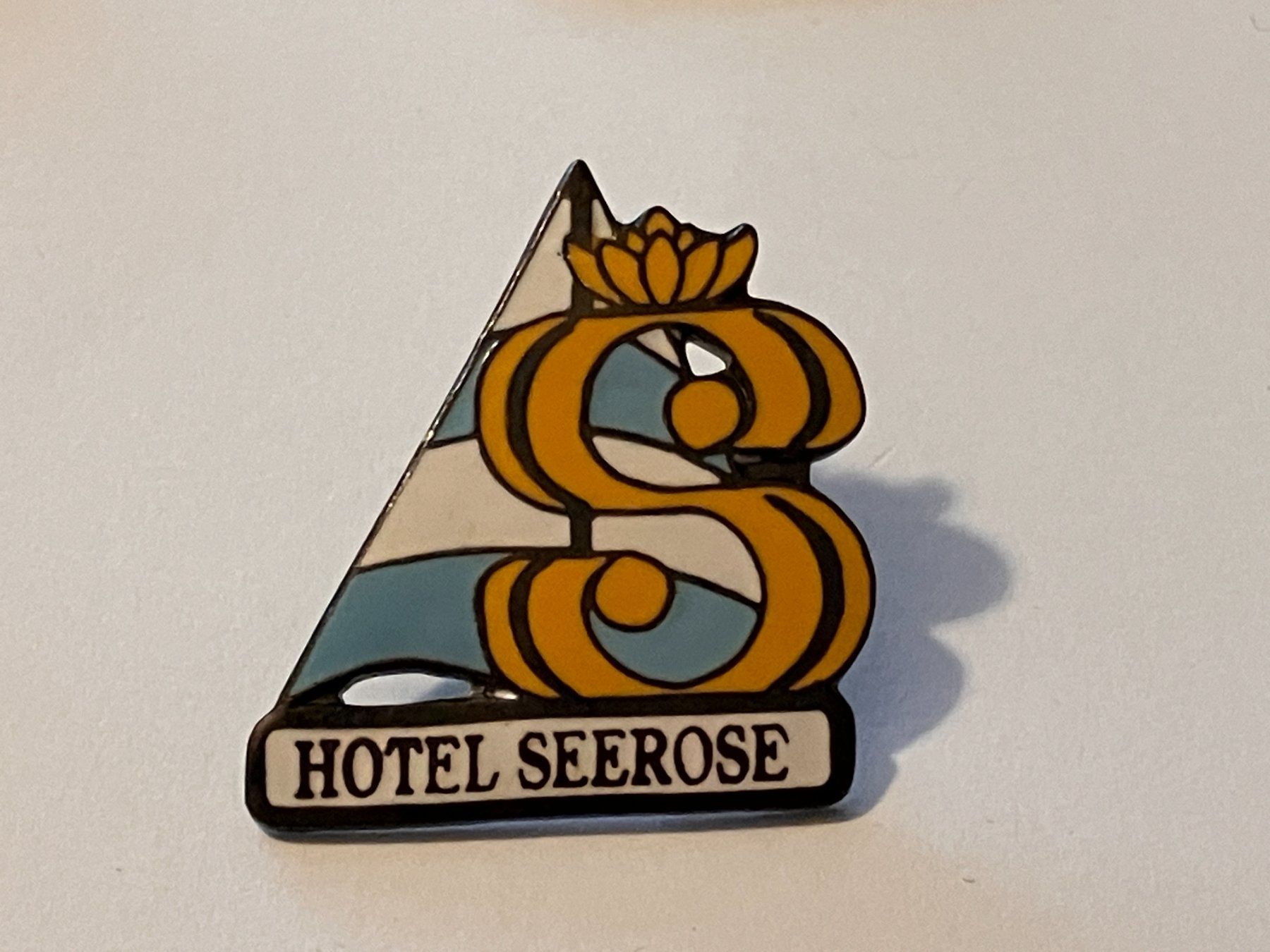 Plaketten & Abzeichen: 1 Pin Hotel Seerose – Gebraucht aus Basel von djwwpp