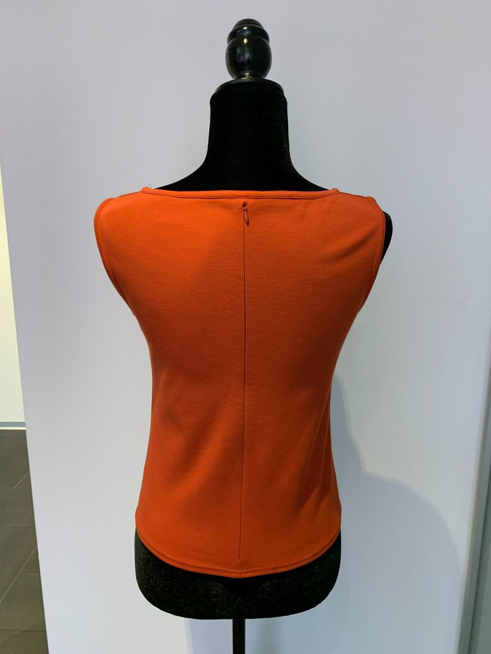 Akris Top: AKRIS: Exklusives oranges Top mit V-Ausschnitt, 36 – Nuovo (secondo la descrizione) da Luzern venduto da paulablue 2