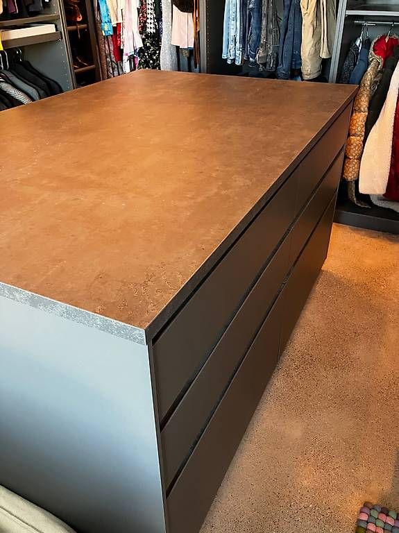 Ikea Armadi: Ankleideschrank L-Form mit Insel & Beleuchtung – Usato da Wilen b. Wollerau venduto da Justine. 4