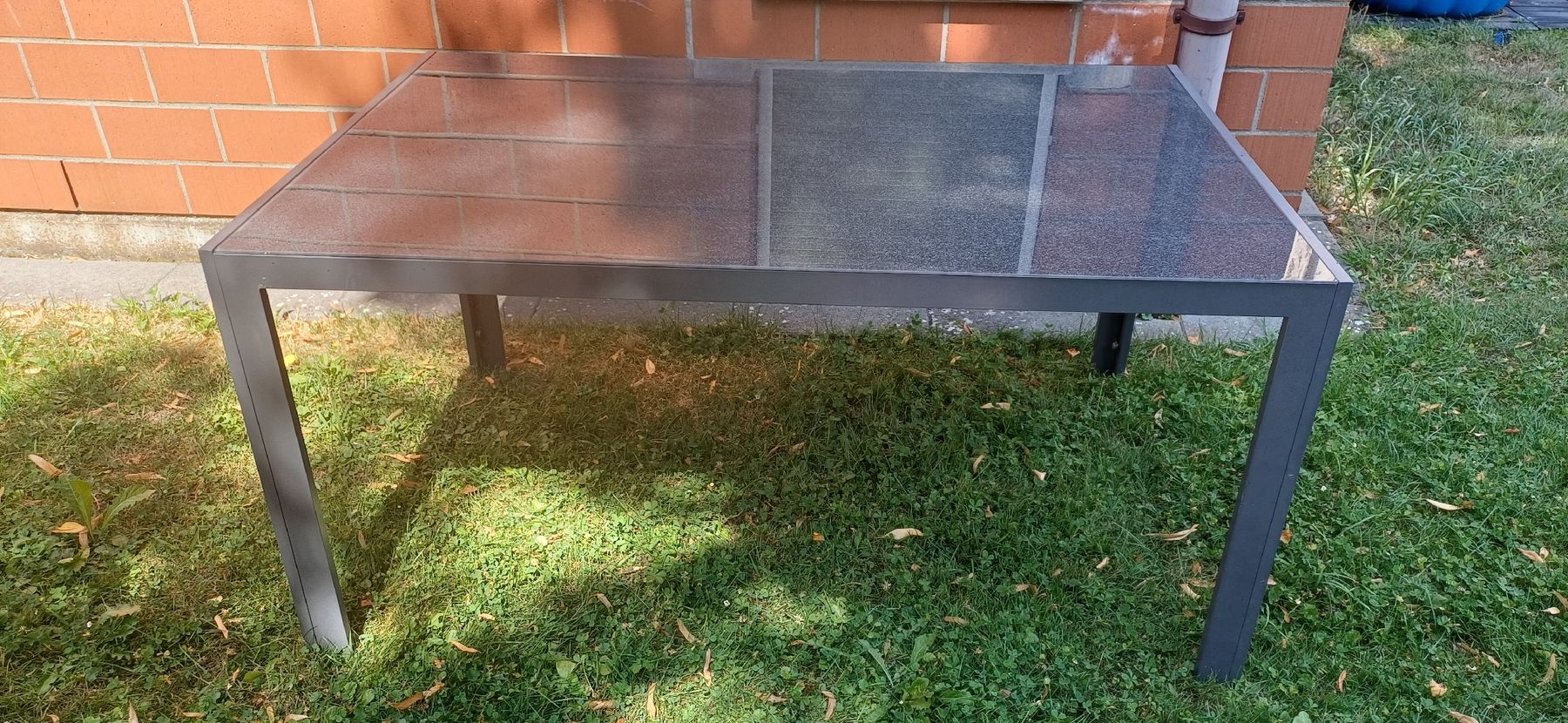 Tische: Gartentisch mit Glasplatte 150x95.5x75 cm – Gebraucht aus uster von Neaele