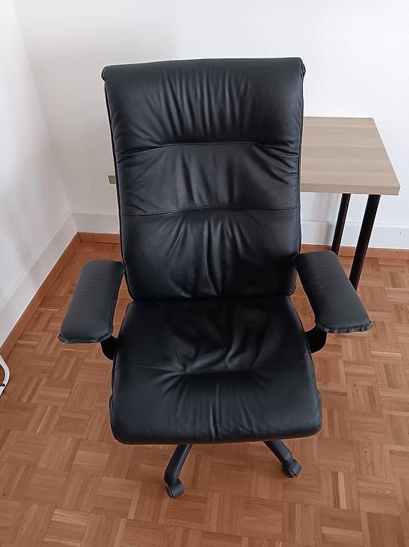 Schreibtische: Bureau, chaise de bureau, armoire – Gebraucht aus Lausanne von and_7j9p