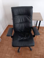 Bureau, chaise de bureau, armoire