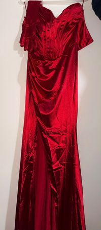 Abendkleid Dilvin rot mit Handschuhen Grösse M neuwertig