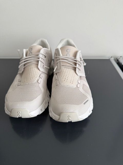 On Damenschuhe: On Cloud 5 Damen in white/pearlwhite – Neu (gemäss Beschreibung) aus Zug von