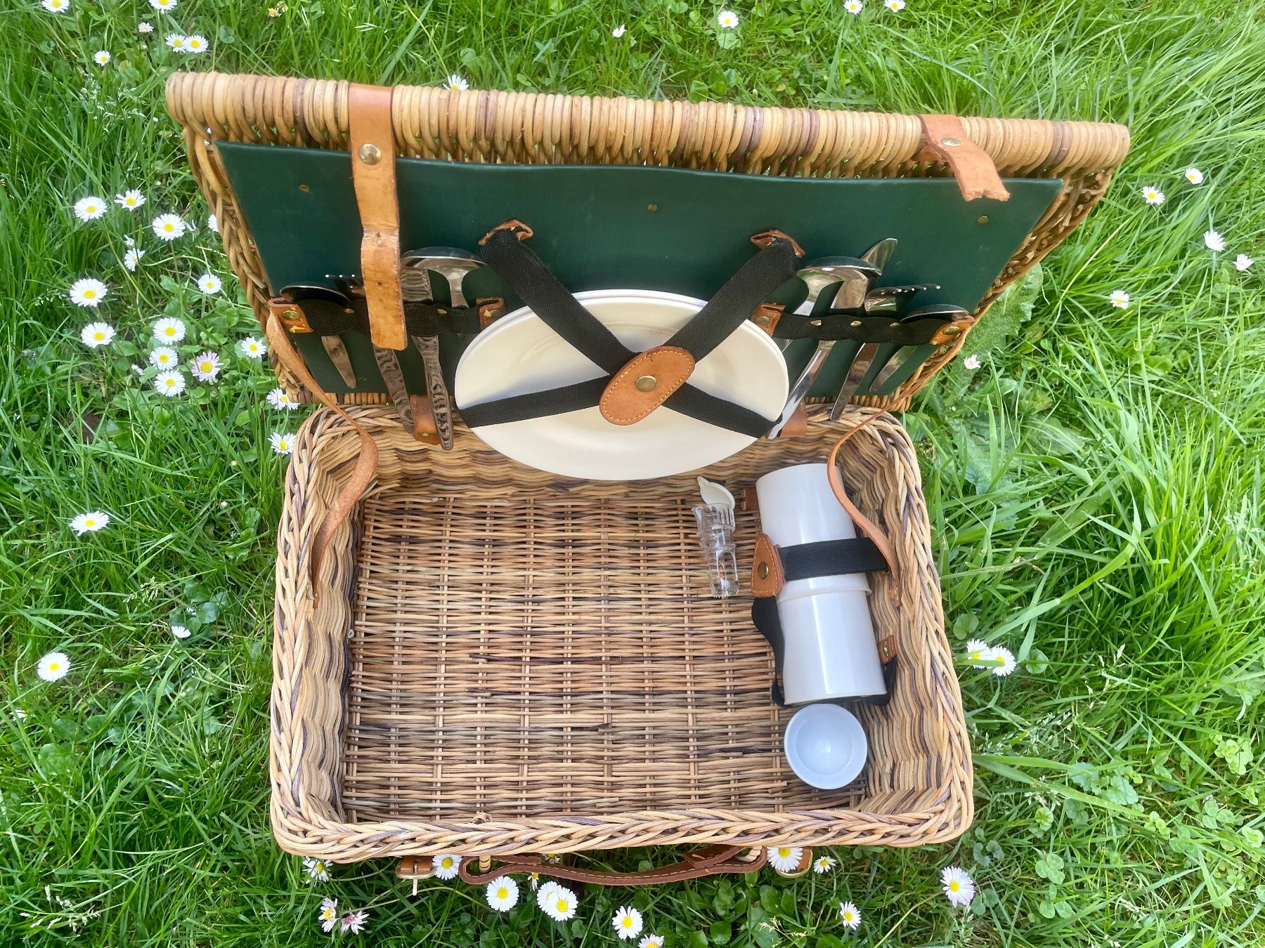 Sonstiges für Haushalt & Wohnen: Picknickkorb mit Geschirr und Besteck – Gebraucht aus Murten von kel_6w8s 3