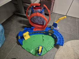 Hot Wheels Monster Trucks Bahn T-Rex Vulkan Arena mit Licht