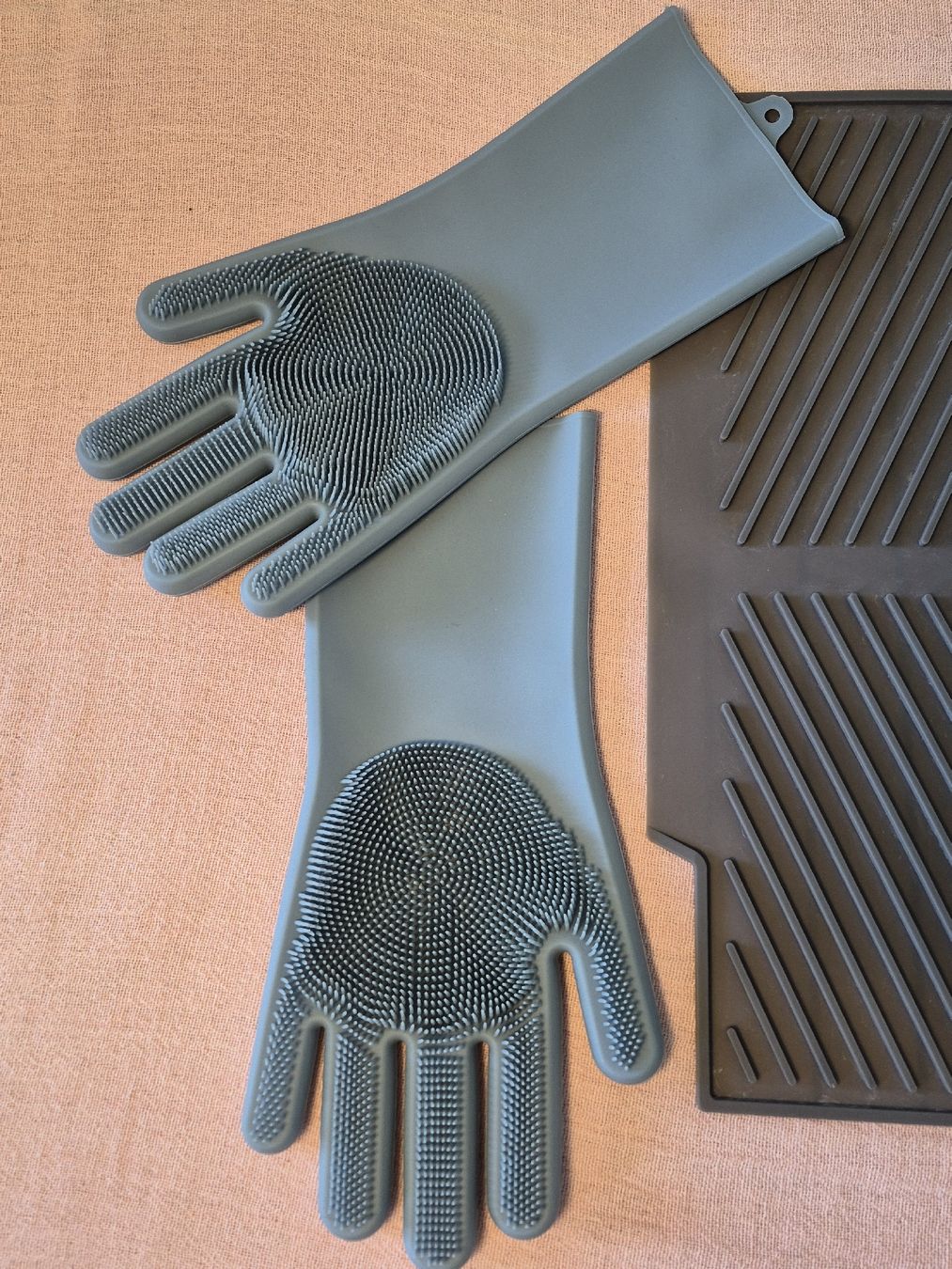 Guanti & manicotti: Une tapis et deux gants en silicone – Usato da St-Prex venduto da natali78 1