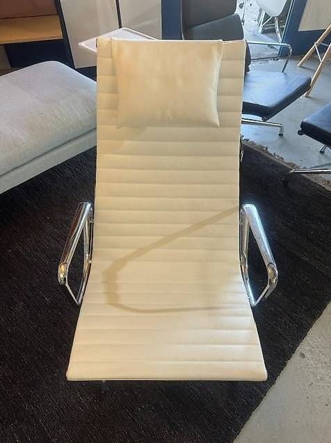 Vitra Sessel: Vitra Eames Aluminium Chair EA 124 – Gebraucht aus Zollikofen von OberliAG 3