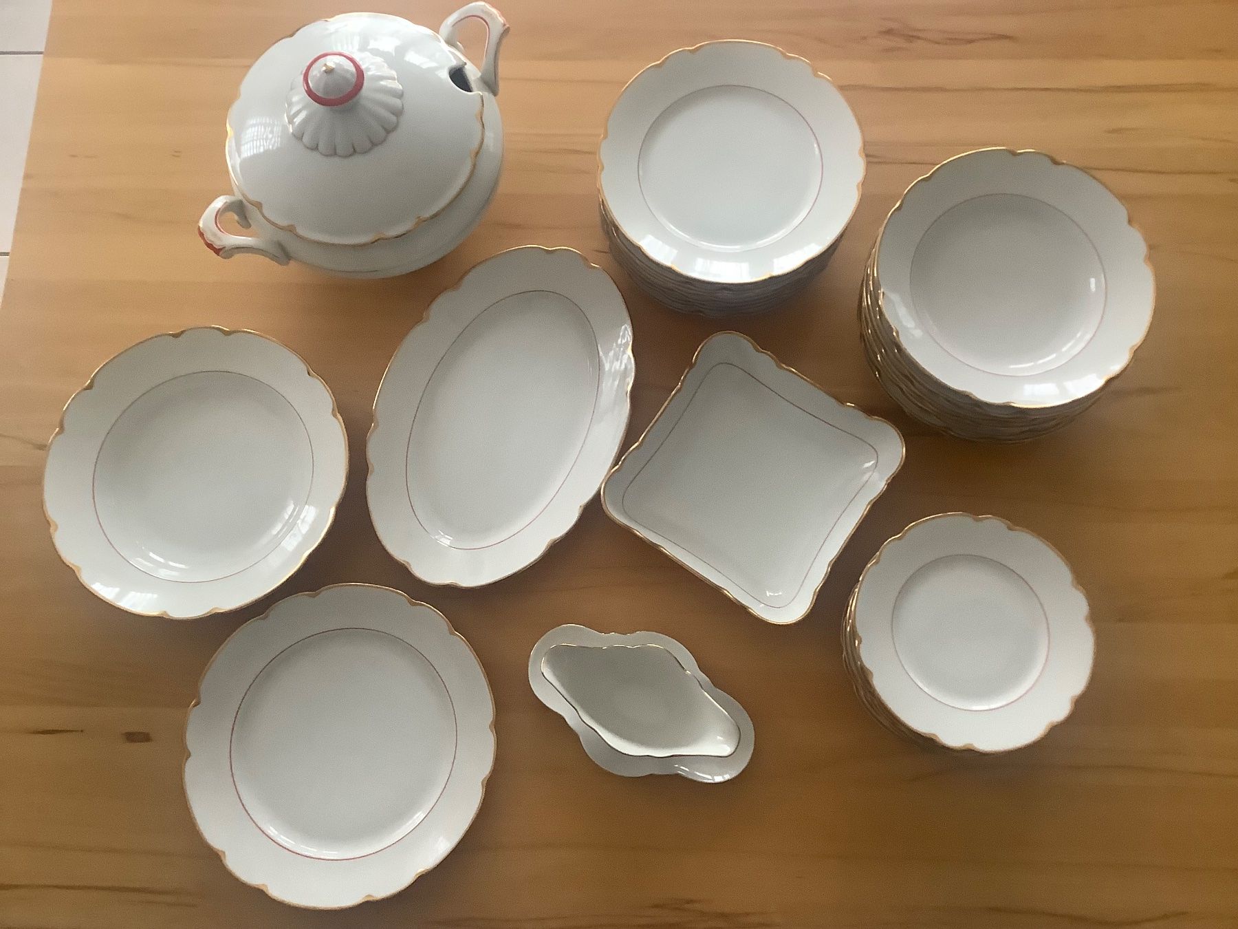 Set di piatti: Antiker Langenthal Service 1931 / 33 teilig – Usato da Dübendorf venduto da Troll_88