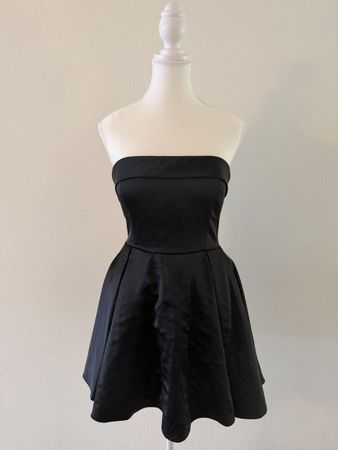 MESHKI schwarzes Satin Kleid – Grösse S – elegant & zeitlos