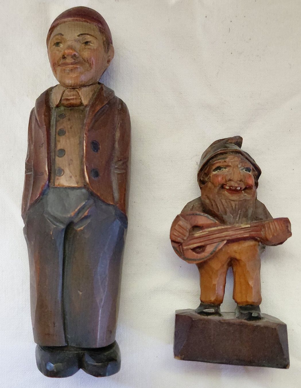 Statuette: 2  Holzfiguren handgeschnitzt bemalt – Usato da Trogen venduto da Limboo