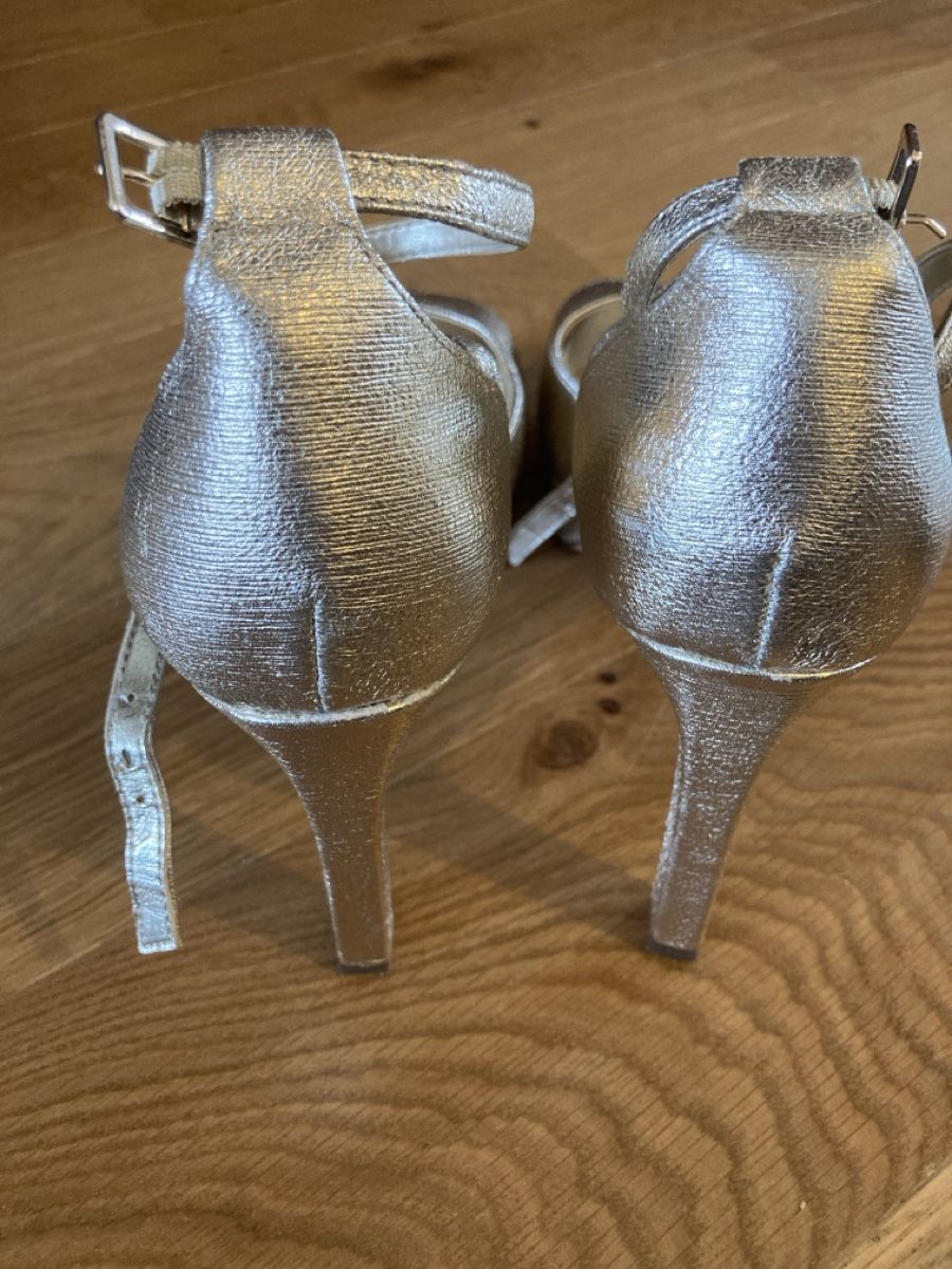 Scarpe da donna: Chaussure à talons dorées – Usato da Laconnex venduto da christec5 1