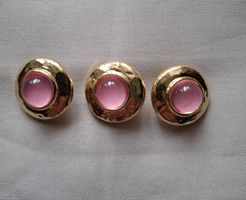 3 Knöpfe goldfarben mit rose Mittelteil, 26 mm.
