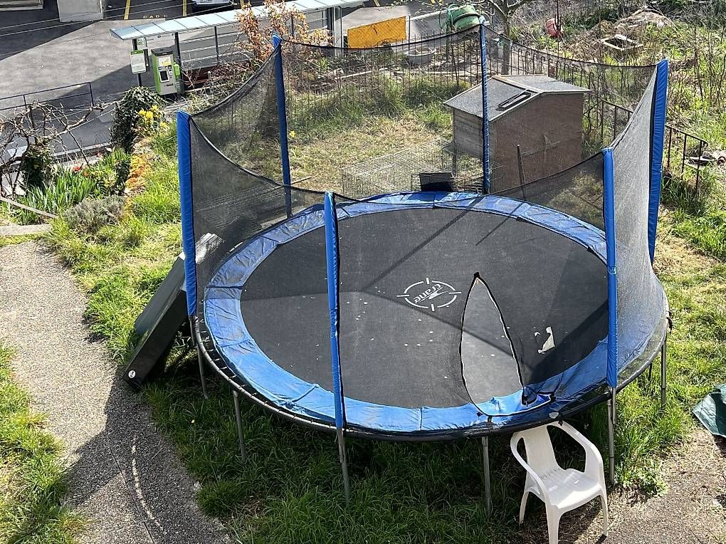 Trampoline: Trampoline 4m à donner, prêt à faire des heureux   – Gebraucht aus Neuchâtel von sylga