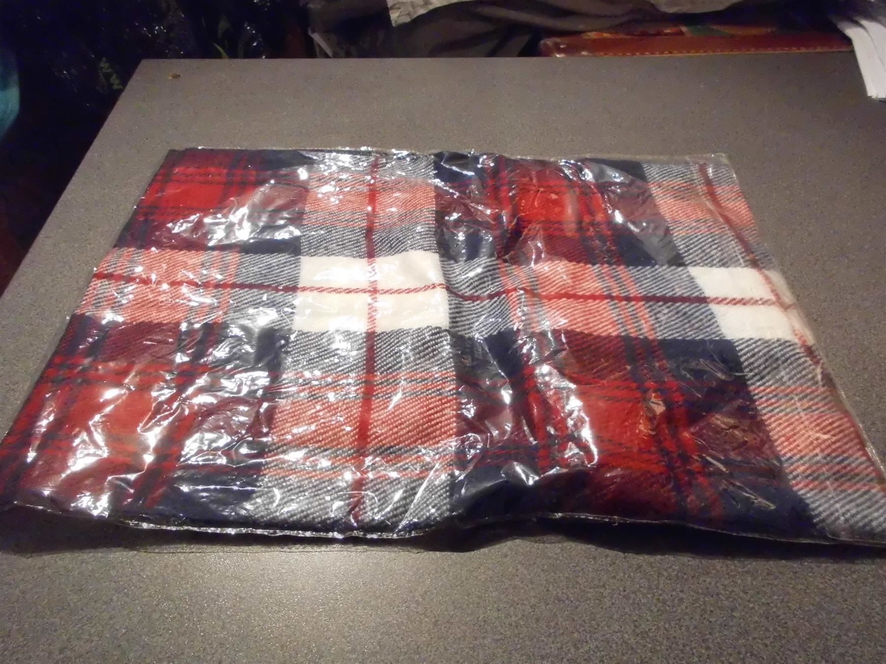 Foulard & Sciarpe: Schal, blau/weiss/rot/schwarz kariert – Nuovo e nell'imballaggio originale da Zürich venduto da abraxas1291