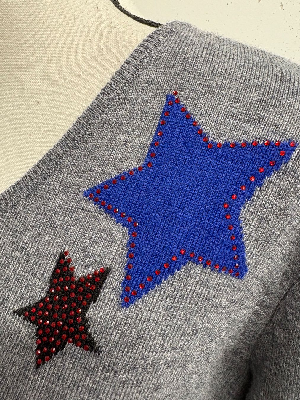 Maglioni & Felpe: Leo&Ugo Pullover mit Motiv Gr. 40 grau Wolle Strass – Usato da Regensdorf venduto da secondchancefashion 2