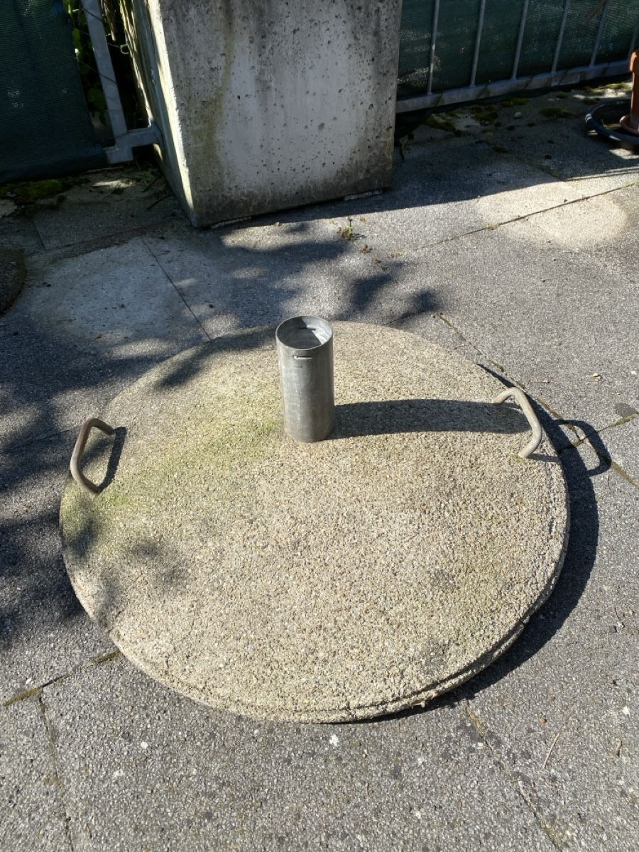 Altro: Schirmständer Betonsockel – Usato da Schmerikon venduto da wespejr 3