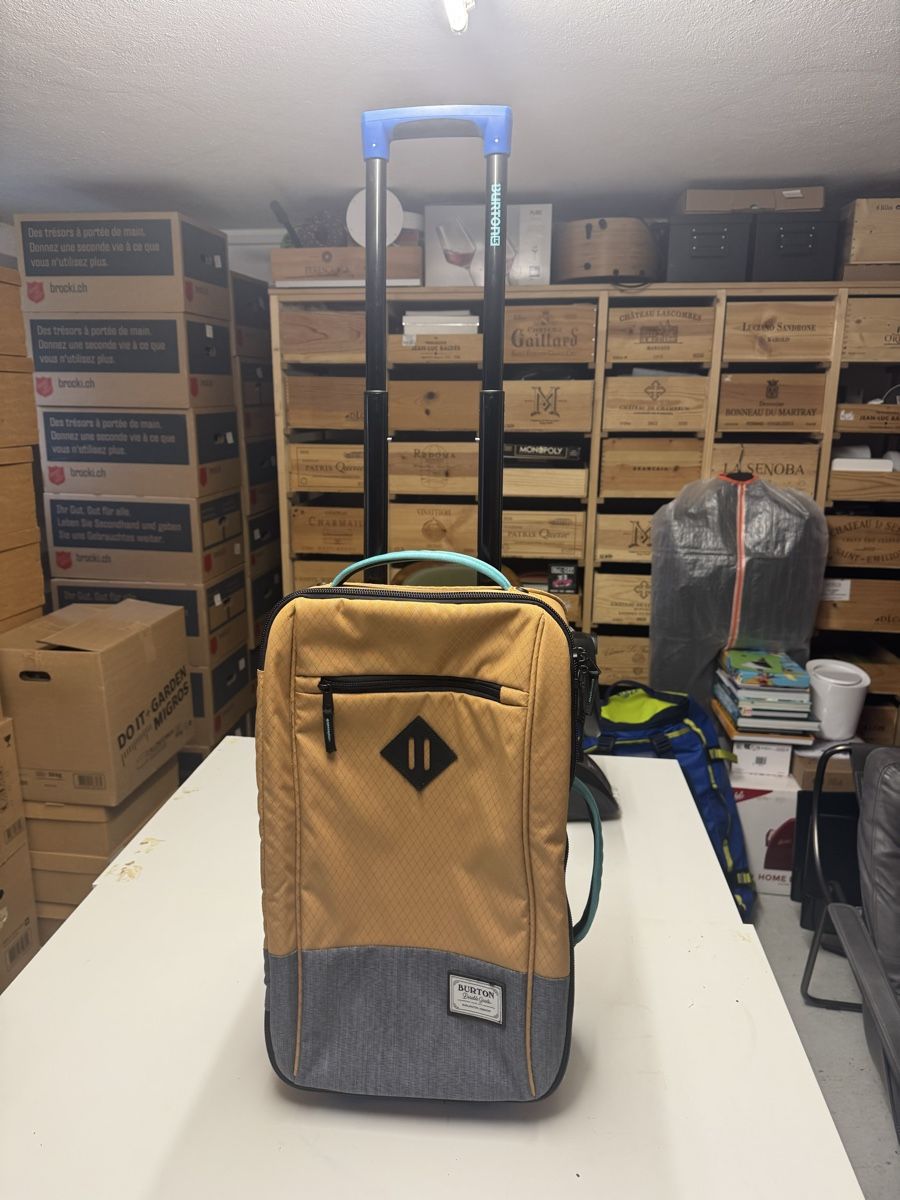 Burton Reisekoffer: Burton Rollkoffer Flight Case – Gebraucht aus Luzern von Txavi