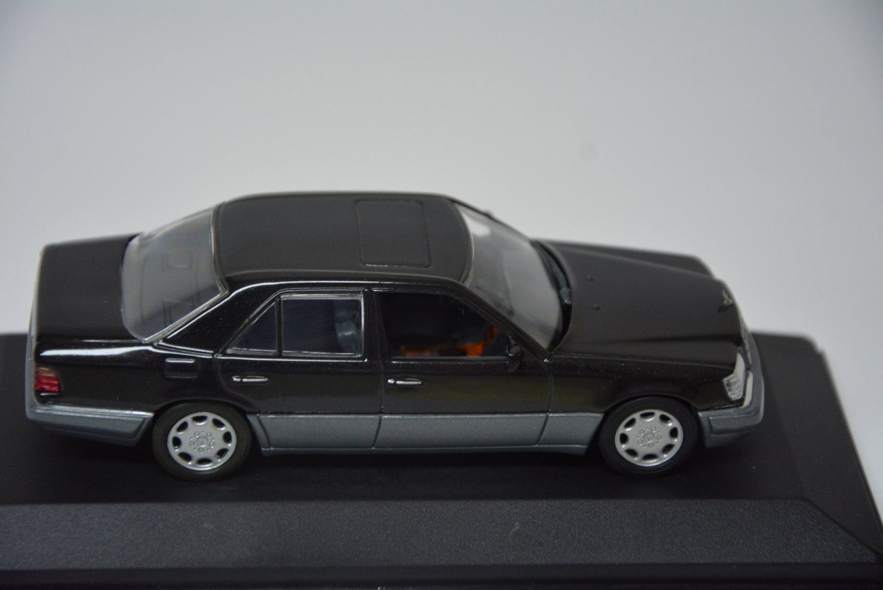 Mercedes-Benz Modellautos: Mercedes-Benz E-Class W124 1993 , 1:43 – Neu und originalverpackt aus Goldach von Feivel9 5