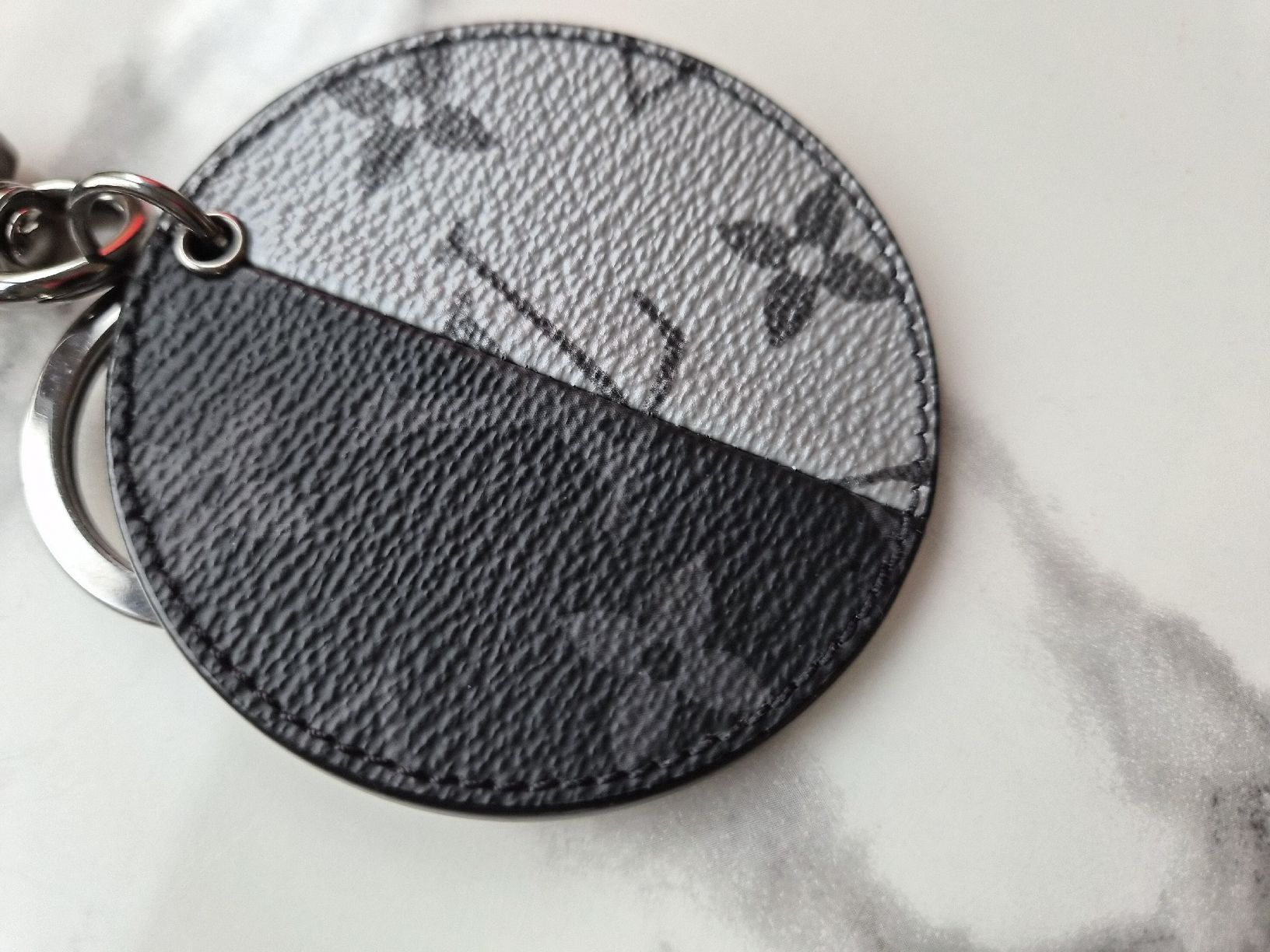 Louis Vuitton Schlüsselanhänger & - bänder: Louis Vuitton Monogram Round Keychain new! – Neu und originalverpackt aus Immensee von jan_9rzs 6