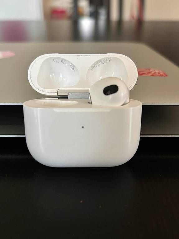 Cuffie: Original Ladecase Apple Airpods 3. Gen.  – Usato da Wettingen venduto da akira90