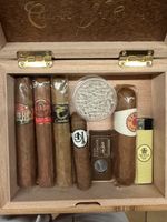Holzkiste als Humidor mit Zigarren und Zube