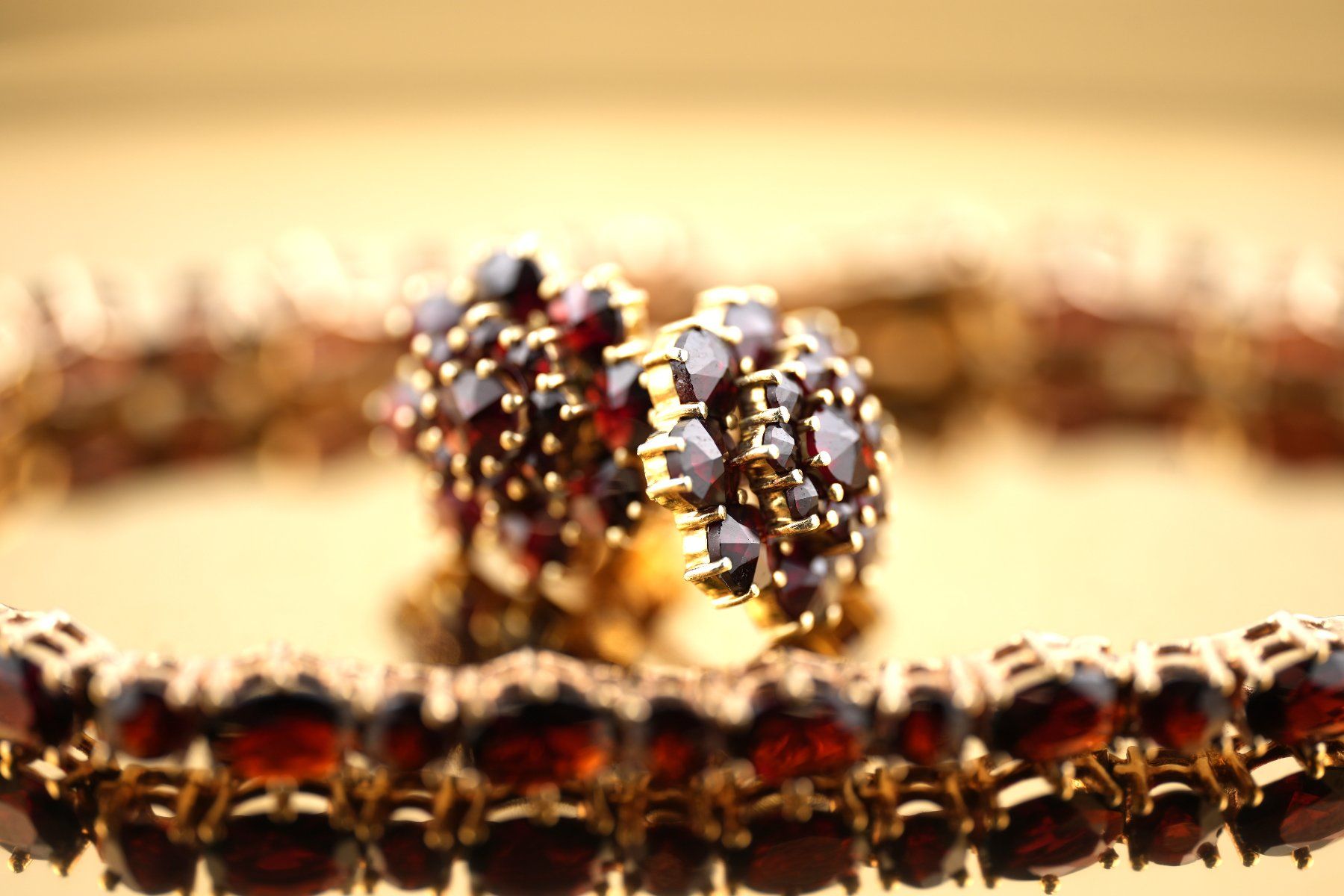Armbänder & -reifen: Goldschmuckset 14K Granat Steinen – Gebraucht aus Basel von Vip24 1