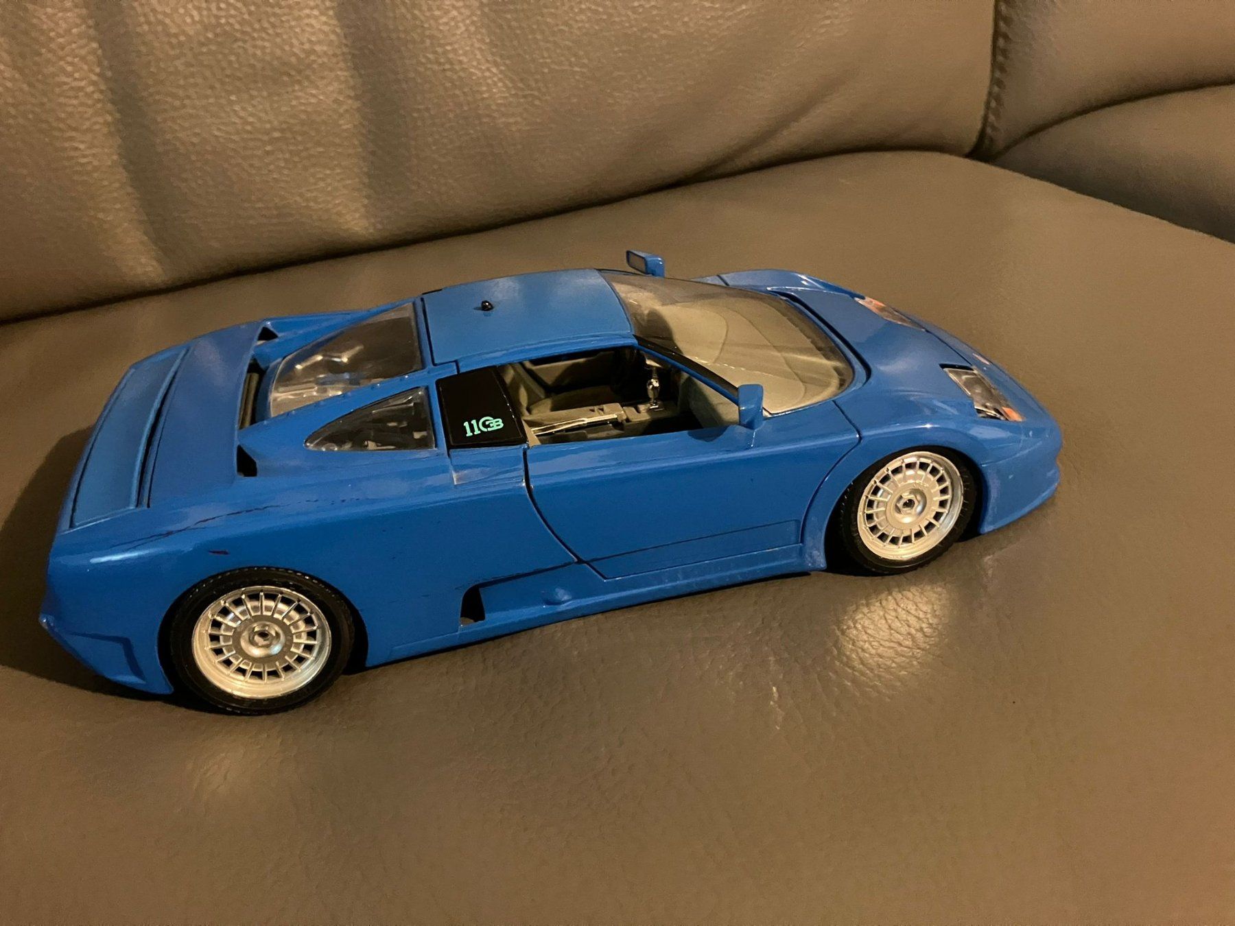 Bburago Kit di modellismo & Modellini statici: Modellino Bburago Bugatti blu 1/18 – Usato da Melano venduto da H-Sara