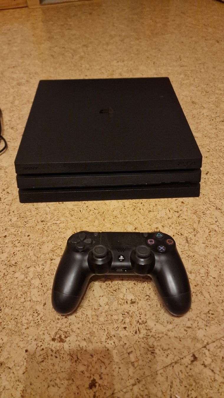 Sony Console: Sony Playstation 4 Pro 825GB – Usato da staefa venduto da hagenbuch01