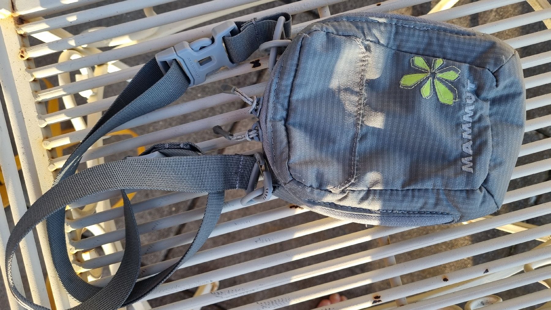 Mammut Borse: Petit sac bandoulière mammuth – Usato da Corbeyrier venduto da Lalaland99