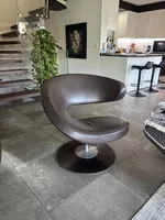 Fauteuil design cuir brun 