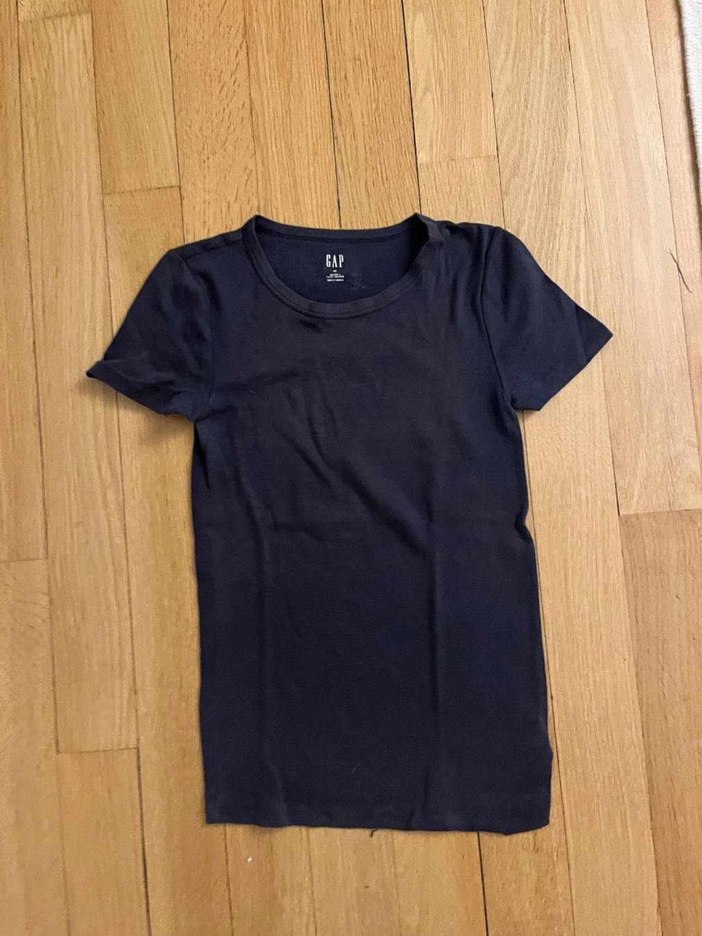 T-Shirts: T-Shirt GAP dunkelblau – Gebraucht aus Rüti ZH von sar_9gnw
