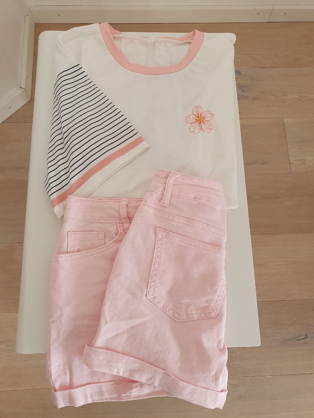 Lotti di vestiti: Shirt mit Shorts rosa – Nuovo (secondo la descrizione) da Stalden (Sarnen) venduto da Leikerli 1