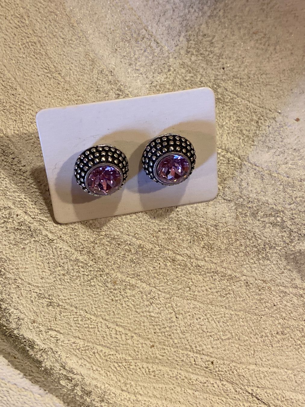 Swarovski Ohrringe & -stecker: OHRSTECKER ANTIK VERSILBERT,LILA – Neu und originalverpackt aus Meienried von ManuelaBoutique