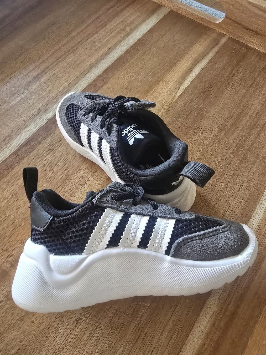 Adidas Chaussures garçon: Adidas Schuhe Kinder Grösse 24 – Neuf (Voir description) à Schenkon par jea_r8yl