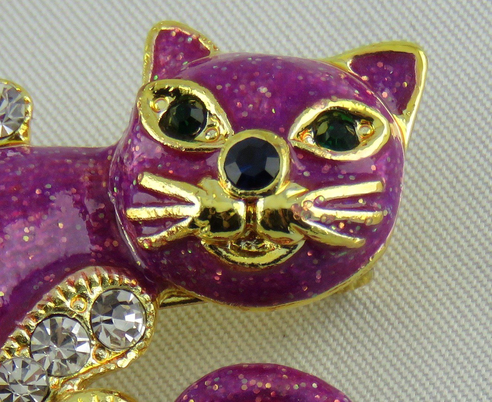 Broches & Aiguilles: Brosche - KATZE - Lila - Glitzersteine - Neu – Neuf avec emballage d'origine à Grenchen par Yamahwildstar16 1