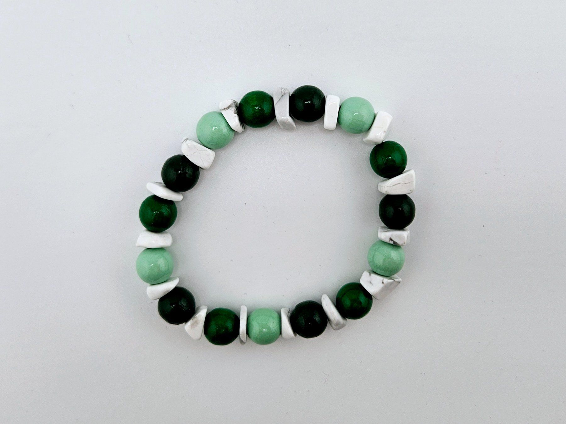 Bracciali & Braccialetti: Holz-Armband mit Howlith Grün/Weiss – Nuovo e nell'imballaggio originale da Thalwil venduto da seasons 1